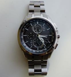 参考：筆者所持のシチズンCITIZEN 腕時計 ATTESAアテッサ Eco-Drive エコ・ドライブ 電波ソーラー時計 ダイレクトフライト 針表示式 薄型チタン製 マスコミモデル AT8040-57E メンズ　￥74,110（税抜）