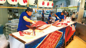 「まぐろパーク」では多い時に1日22本解体する