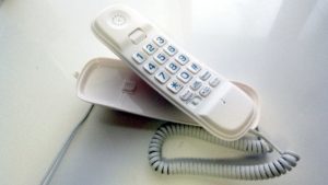 （筆者撮影；電源不要ユニデン電話機UTP-100）