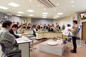 AI導入を決めた社内プレゼンは大反響だった（写真は毎週月曜日に開催しているアイリスオーヤマのプレゼンテーション会議）