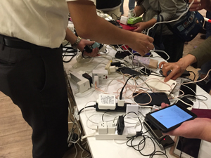 限られた携帯の充電場所に市民が殺到