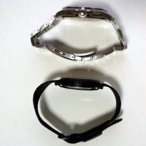 参考：シチズンアテッサチタンとカシオスタンダードとの厚さ比較（実測値；上シチズン80gで9.7mm、下カシオ15gで8mm