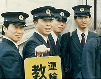 嶋田社長（左から2番目）の新入社員時代（Ｐｈｏｔｏ：阪急電鉄提供）