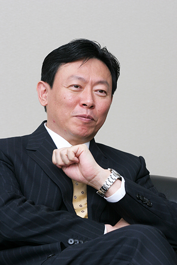 ロッテ創業者・重光武雄氏（左）の地位を奪った重光昭夫氏