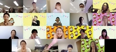 サプライズでオンライン上で学生に内定を出した瞬間の画像