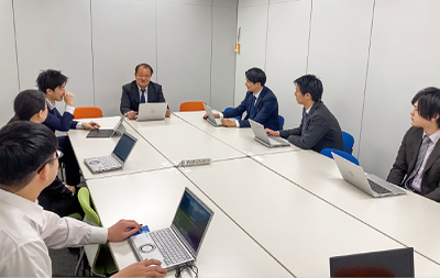 社内では活発な意見交換が行われている