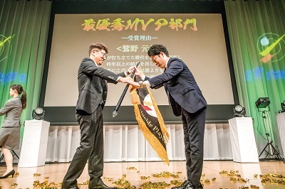 社員大会では成績優秀者を表彰。社員のモチベーションの高さが好業績を牽引する