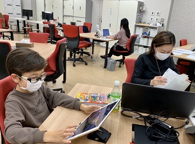 子連れ出勤を認めるなどワーキングマザー支援の制度が充実している