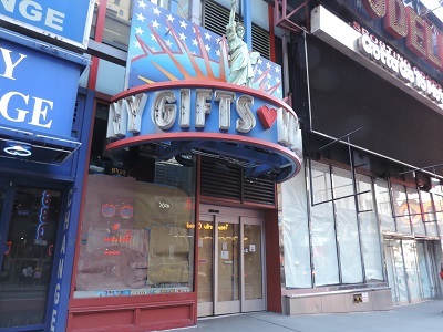 閉鎖したままのタイムズスクエアのお土産物屋