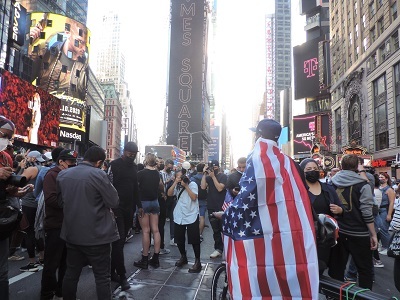 2020年11月7日（土）、バイデン氏の選挙人過半数獲得が報じられ、NYタイムズスクエアに集まった人々。同氏の支持者は、経済活動が活発な東西両海岸の都市に多い（ⓒMisako Hida）