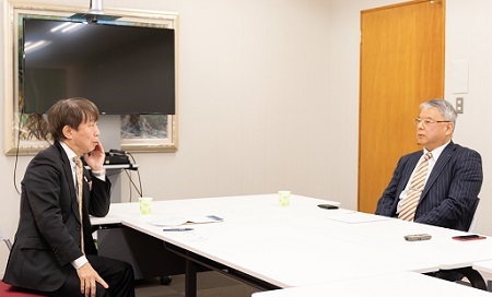 関根社長(左)と小板橋仁リスクプロ社長