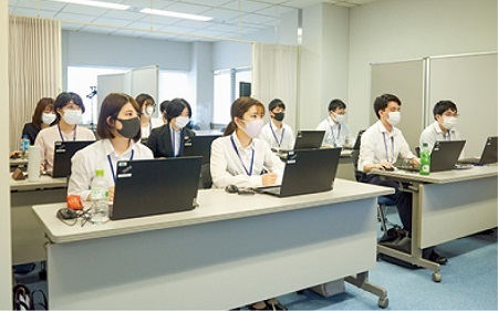 講師の話を真剣に聞く新入社員たち(本社研修にて)