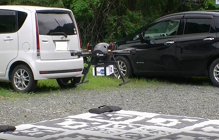 山梨・小菅村の受け取り場所に着陸するドローン