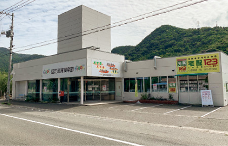 「昭和浪漫倶楽部」を併設した「宅配クック１２３小豆島店」