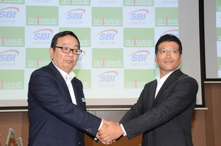 島根銀行の鈴木良夫頭取とSBIホールディングスの森田俊平専務