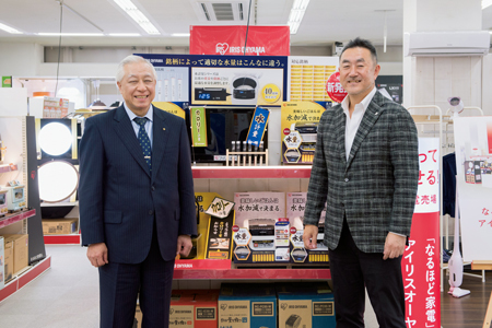 大山繁生・アイリスオーヤマ専務取締役（左）と石田正樹・エーアイスクエア代表取締役