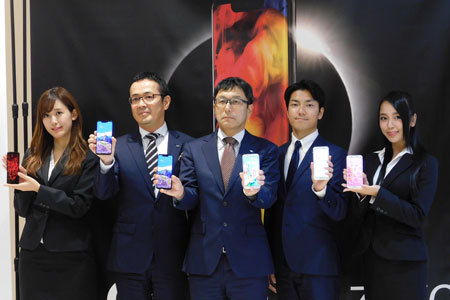 シャープのAQUOS zero発表会。中央はシャープ通信事業本部長の中野吉朗氏。