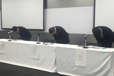 6月5日の記者会見で謝罪する吉永泰之・スバル社長(写真中央)