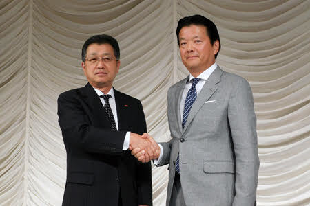 貝沼由久・ミネベアミツミ会長兼社長（右）と岡部哉慧・ユーシン社長