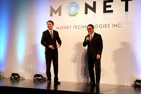 豊田章男・トヨタ自動車社長（右）と宮川潤一・モネ社長