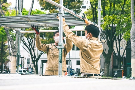 建設現場でも足場づくりは重要な作業だ