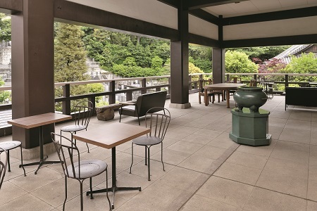 光明寺境内の「神谷町オープンテラスは地域の人々の憩いの場になっている。