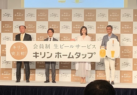 ビールのサブスクを発表するキリンビール。左端が布施孝之社長
