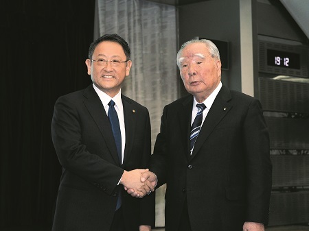 豊田章男・トヨタ自動車社長と鈴木修・スズキ社長