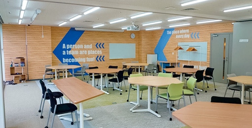 同社が運営する「新橋ワークショップ会場」。研修・会議・撮影・配信などさまざまな用途で利用できる