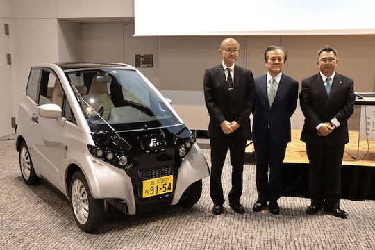 リサイクル鉄が使われたEV。左から鶴巻日出夫・FOMM社長、 小宮山宏・三菱総合研究所理事長、奈良暢明・東京製鐵社長