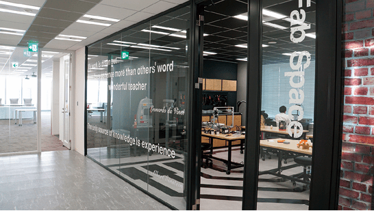 2023年12月から営業開始した新名古屋オフィス。併設のラボには実践型研修設備が整う