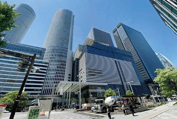 優秀な人材に家族と一緒に住みたいと思われる都市開発が求められている (JRセントラルタワーズ・JRゲートタワー)