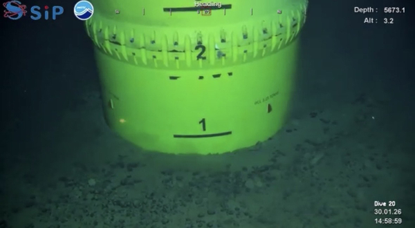 深海底６０００メートルでのレアアース泥採掘の様子