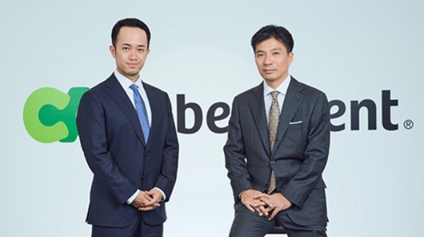 創業以来サイバーエージェントを率いてきた藤田晋氏（右）と、2代目社長に就いた山内隆裕氏（写真提供：サイバーエージェント）