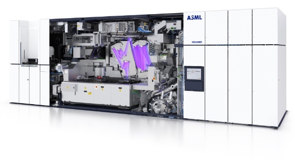 世界でASMLしか供給できないEUV露光装置（画像提供：ASMLジャパン）