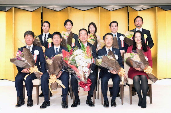 前列左から、冨田英揮 ディップ社長兼CEO、森保 一 サッカー日本代表監督、魚谷雅彦 資生堂会長CEO、高橋和夫 東急社長、伊達美和子 森トラスト社長後列左から、土井良記 しゃもじ代表取締役、吉田将人 プロタゴニスト代表取締役、米良はるか 