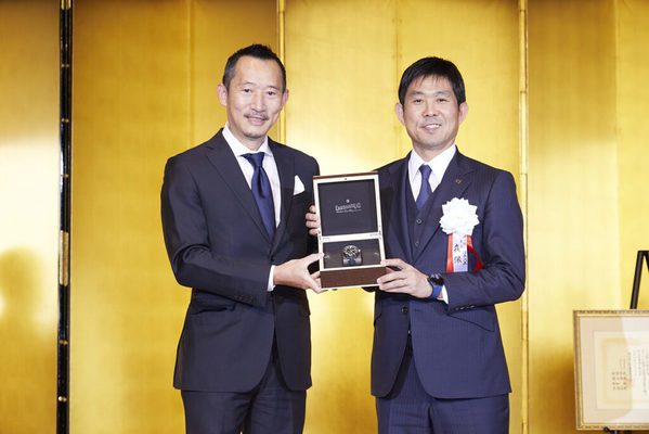 森保監督には副賞として、麦野豪 オフィス麦野代表より高級腕時計「トラベルセトロ·ヴィトレ」が贈られた