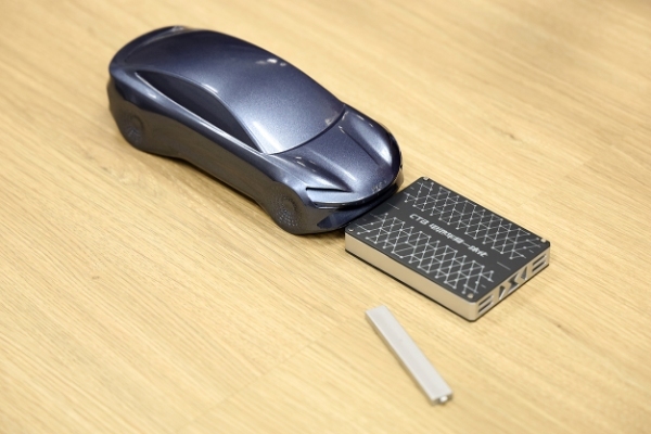 BYD車に搭載されているブレードバッテリー（模型）