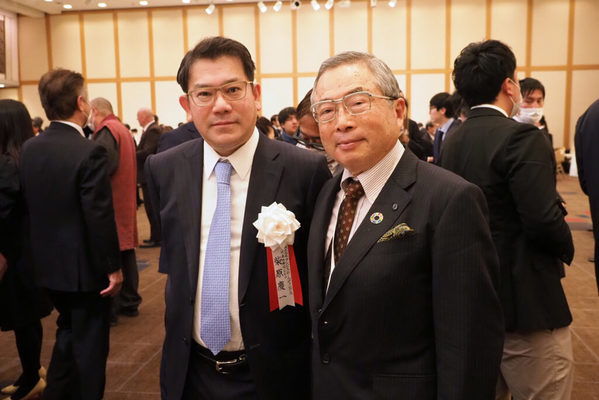 柴原慶一 アンビスホールディングス代表取締役CEO、千本倖生 レノバ取締役会長