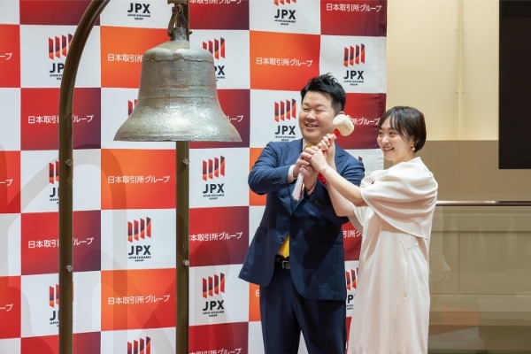 エブリー共同創業者の菅原千遥と共に打鐘を行った