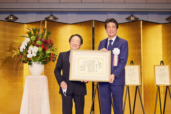 大賞　安倍晋三　元内閣総理大臣審査委員長の島田晴雄・慶應義塾大学名誉教授から表彰状を受け取る安倍晋三・元内閣総理大臣