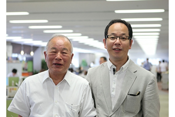 2011年撮影の創業者・越智直正氏（左）と勝寛社長