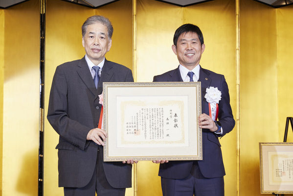 経済界大賞 特別賞　森保 一 サッカー日本代表監督二宮清純 スポーツジャーナリストから表彰状を受け取る森保 一·サッカー日本代表監督