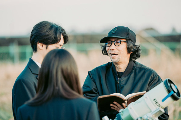 俳優に演出をする『楓』撮影現場の行定勲監督