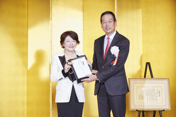 魚谷会長には副賞として、鰐渕美恵子 銀座テーラーグループ会長より、オーダースーツお仕立券が贈られた