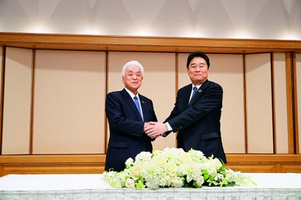 2月の社長就任会見で。左は押見至一会長