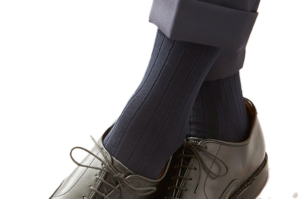 会長肝いりの開発商品「Tabio MEN 9X2リブソックス」（提供：タビオ）