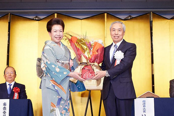 経済界大賞　辻󠄀 慎吾　森ビル社長審査委員長の武藤敏郎 大和総研名誉理事から表彰状を、弊社社長の佐藤有美から花束を受け取る辻󠄀社長