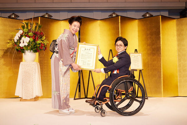 「金の卵発掘プロジェクト2021」グランプリを受賞し、佐藤有美・経済界社長から表彰状を授与された垣内俊哉・ミライロ社長