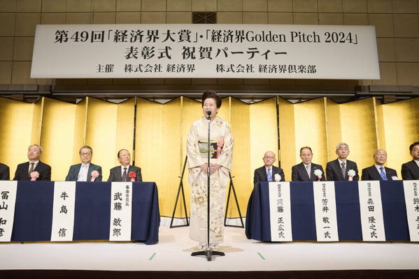 開会の挨拶をする佐藤有美 経済界代表取締役